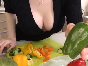 Cơn mưa bất ngờ làm cô nàng nhà bên ướt sủng trước mặt tôi
